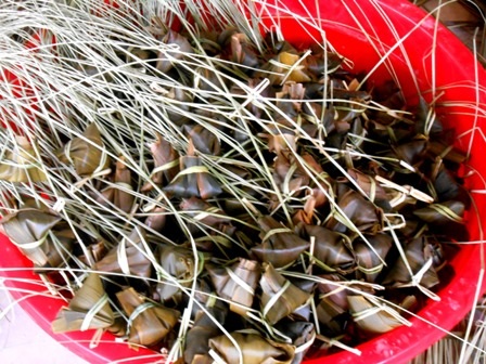 Bánh được đưa đi khắp các tỉnh thành