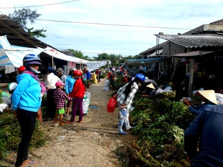 Chợ Nồi Rang (xã Duy Nghĩa, Duy Xuyên) rất đông người mua bán “lá mồng 5”