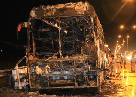 Chiếc xe khách cháy rụi