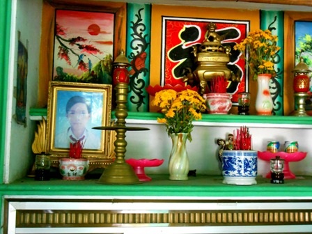 Di ảnh em Minh Châu, đứa con lành lặn duy nhất của anh chị