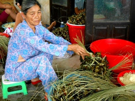 Nghề gói bánh ú tro có thêm thu nhập mỗi dịp mùng 5/5