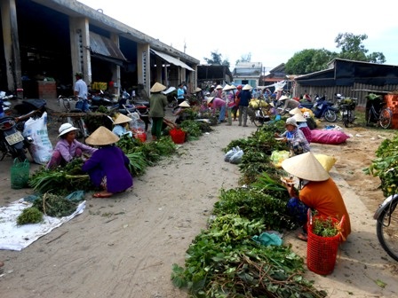 Cảnh mua bán “lá mồng 5” tấp nập tại chợ Nồi Rang