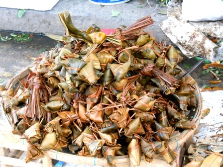 Bánh được bày bán khắp các khu chợ Hội An