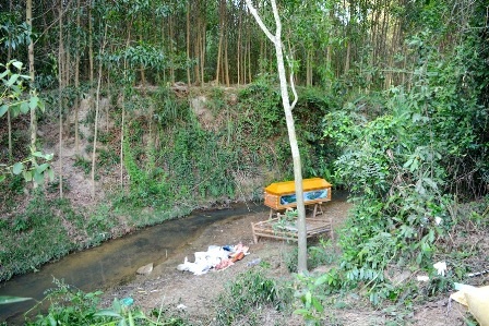 Thi thể của người đàn ông đã được khâm liệm tại hiện trường