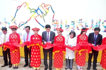 Ngỡ ngàng những bức họa độc đáo “đậu” trên tường ở làng chài Tam Kỳ - 1 Cắt băng khánh thành làng bích họa thôn Trung Thanh, xã Tam Thanh, TP Tam Kỳ, Quảng Nam