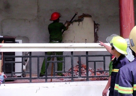 Cảnh sát PCCC phá tường để tiếp cận đám cháy