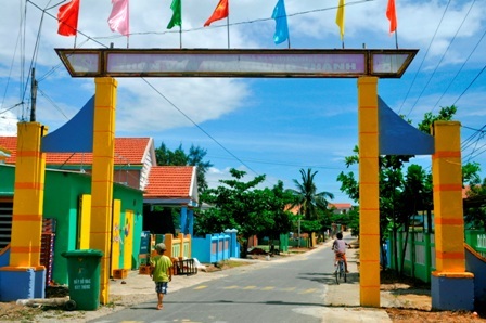 “Làng bích họa” góp phần vào phát triển văn hóa du lịch ở địa phương - 2 Cổng vào làng bích họa