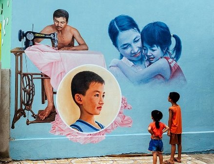 “Làng bích họa” góp phần vào phát triển văn hóa du lịch ở địa phương - 1
Hai cháu nhỏ của gia đình xem hình ảnh của chính mình trên bức bích họa