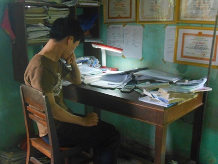 
Hùng Anh luôn miệt mài bên sách vở.
