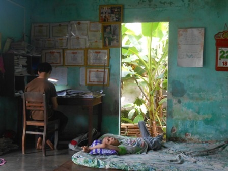 Đôi lúc cậu em Phúc Thiện (nằm liệt một chỗ) phải nhường không xem ti vi để anh học bài