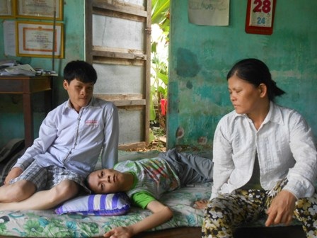 Mẹ và em trai Hùng Anh