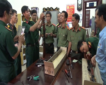 Bắt xe khách chở cả “kho” vũ khí quân dụng - 2 Số vũ khí quân dụng đang được kiểm tra, thu giữ