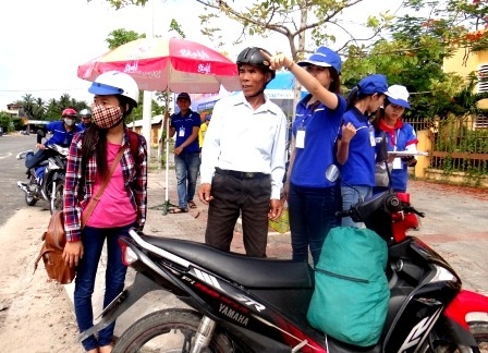 Quảng Nam: Thay thế 15 cán bộ coi thi bận đột xuất và ốm - 1 Tình nguyện viên hướng dẫn thí sinh đến các điểm thi ở TP Tam Kỳ