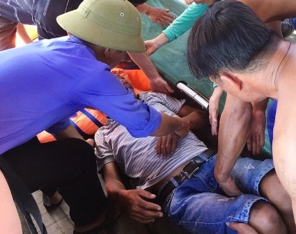 Quảng Nam: Cấp cứu kịp thời một người dân bị tai biến trên biển - 1 Lực lượng Bộ đội biên phòng sơ cứu nạn nhân và đưa vào đất liền cấp cứu