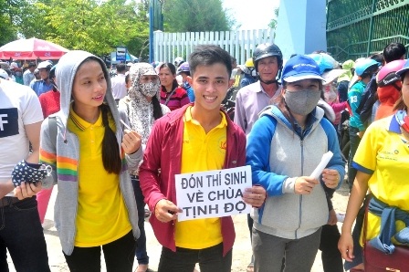 Ấm áp bữa cơm giá rẻ và miễn phí đồng hành cùng thí sinh - 3 Đón các thí sinh về chùa ở miễn phí sau khi thi xong môn Toán