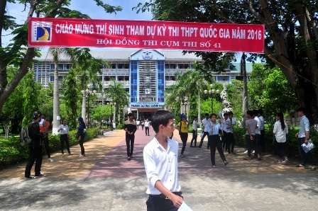 1 thí sinh vắng thi do… ngủ quên - 1 Số thí sinh đến dự thi để xét tuyển tốt nghiệp và xét tuyển vào ĐH, CĐ trên địa bàn Quảng Nam đạt tỉ lệ trên 98%