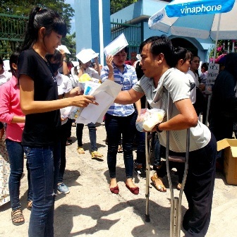 Anh Quang đang phát cơm đến thí sinh