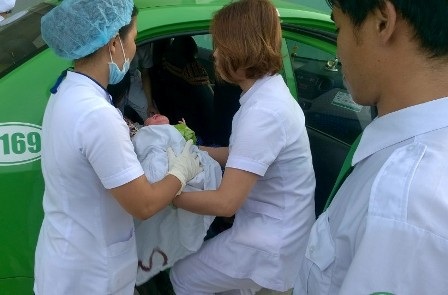 Tài xế taxi trở thành “bà đỡ” bất đắc dĩ - 1
Các y tá đưa cháu bé từ trên xe taxi vào bệnh viện để tiếp tục chăm sóc