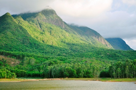 Một bên là núi non hùng vĩ, kỳ thú
