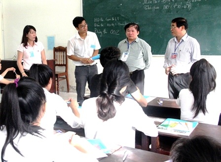 Thứ trưởng Bùi Văn Ga thăm hỏi, động viên thí sinh ở cụm thi 41 tại Trường ĐH Quảng Nam