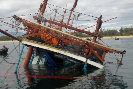 
Tàu QNa 90769 TS bị chìm gần hết dưới biển
