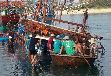 Rất đông ngư dân đang ứng cứu tàu cá bị nạn