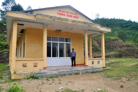 Mượn nhà sinh hoạt thôn làm phòng học cho học sinh lớp 1, 2, 3 - 2 Nhà sinh hoạt thôn làm nơi dạy học cho các em