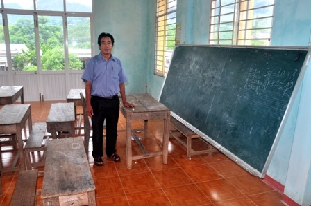 Mượn nhà sinh hoạt thôn làm phòng học cho học sinh lớp 1, 2, 3 - 3
Bên trong phòng học dành cho các cháu học sinh ở thôn Tam Hiệp, xã Đại Sơn, huyện Đại Lộc, Quảng Nam.