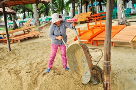 Khởi động dự án chống xói lở bờ biển Cửa Đại - 4 Người dân tham gia chống sạt lở để bảo vệ nơi buôn bán