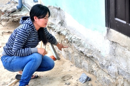 Vụ thi công làm nứt móng nhà: Chủ nhà đã nhận tiền hỗ trợ - 1 Đơn vị thi công đã hỗ trợ để bà Hoa sửa chữa lại móng nhà bị nứt