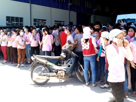 Vụ hơn 1.000 công nhân lãn công ở Quảng Nam: Công nhân đồng ý đi làm trở lại - 1 Sau khi lãng công, các công nhân hứa sẽ đi làm lại vào đầu tuần tới khi được đối thoại giải đáp thắc mắc
