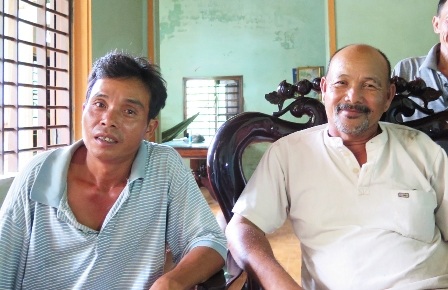 Ông Hồ Văn Hồng (trái) và ông Lê Công Ôn - những người đã cưu mang 2 em