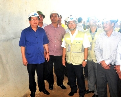 “Phấn đấu đến năm 2020 phải có hơn 2.000 km đường cao tốc” - 1 Phó Thủ tướng Trịnh Đình Dũng kiểm tra tiến độ thi công đường cao tốc Đà Nẵng – Quảng Ngãi đoạn qua xã Duy Sơn (huyện Duy Xuyên, Quảng Nam)
