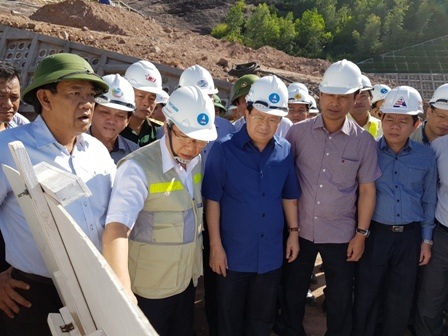 “Phấn đấu đến năm 2020 phải có hơn 2.000 km đường cao tốc” - 2 Phó Thủ tướng nghe chủ đầu tư báo cáo tiến độ thi công tại công trường