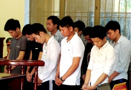 Nhóm lừa đảo “công nghệ cao” lãnh án - 1 Các bị cáo tại phiên tòa
