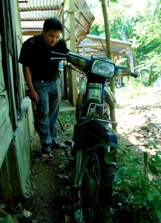 Chiếc xe máy chở gỗ lậu của lâm tặc. (Ảnh: Kiểm lâm Đại Lộc)