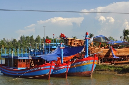 Những chiếc tàu sẵn sàng vươn khơi bám biển