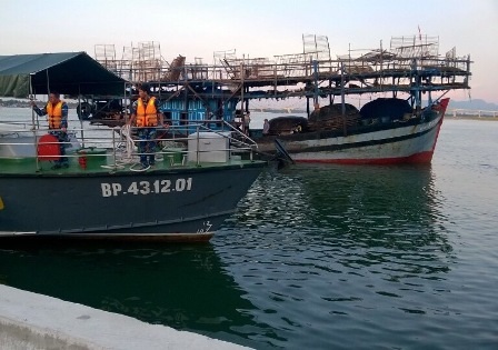 Tàu Biên phòng lai dắt tàu câu mực vào bờ an toàn
