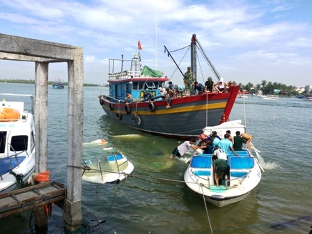 Lực lượng Bộ đội Biên phòng đang trục vớt ca nô bị chìm