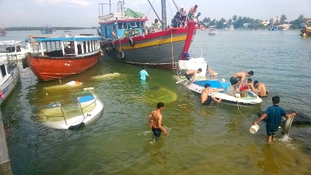 Lực lượng Biên phòng tiến hành trục vớt ca nô bị chìm. (Ảnh: Biên phòng Cửa Đại cung cấp)
