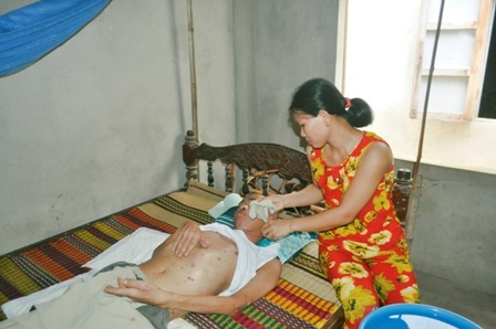 Đồ đạc trong nhà đều ra đi theo những lần đi viện của anh