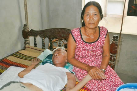 Bà Nga mẹ ruột anh Hùng rất lo lắng về bệnh tình của con