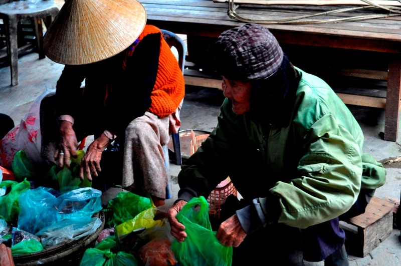 Tên chợ gắn liền với sự tích về người đầu tiên đến buôn bán tại chợ và đã được sử dụng để đặt tên chợ