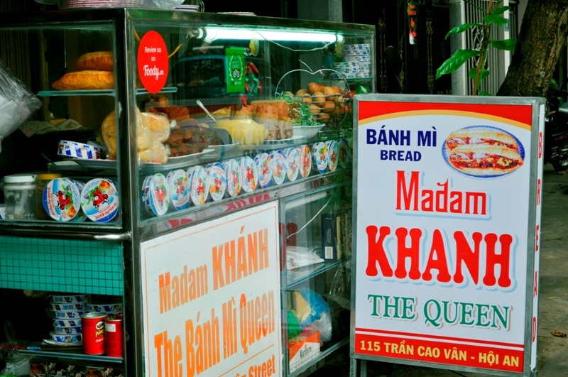 Bánh mì Madam Khanh luôn thu hút du khách mỗi khi có dịp đến Hội An