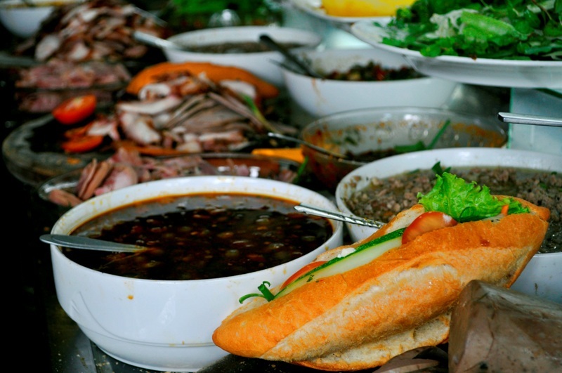 Ổ bánh mì nóng giòn cùng nhân mặn mà, đậm đà luôn níu chân du khách