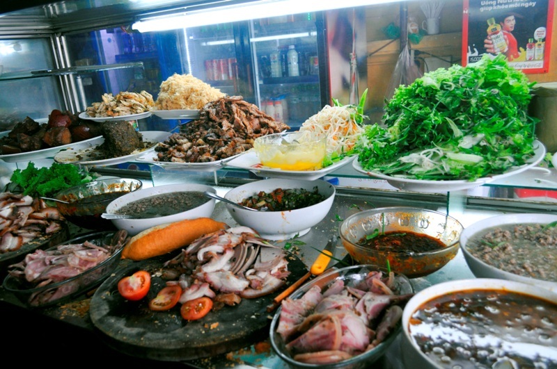 Màu xanh của rau mùi cộng hưởng cùng màu sắc đa dạng, sóng sánh của nhân và nước sốt tạo nên sự nổi tiếng của bánh mì Phượng