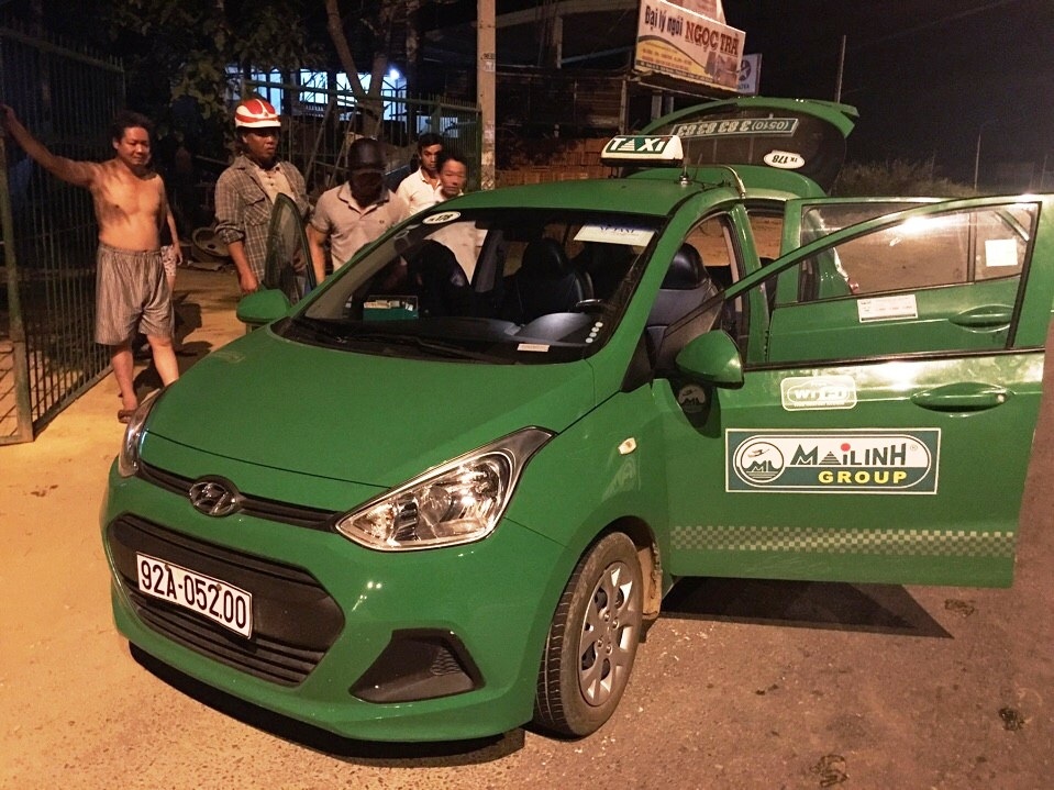 CSGT lội ruộng, băng vườn truy đuổi đối tượng vận chuyển ma túy - 2 Xe taxi vận chuyển đối tượng Nguyễn Anh Tú. (Ảnh: CSGT Thăng Bình)