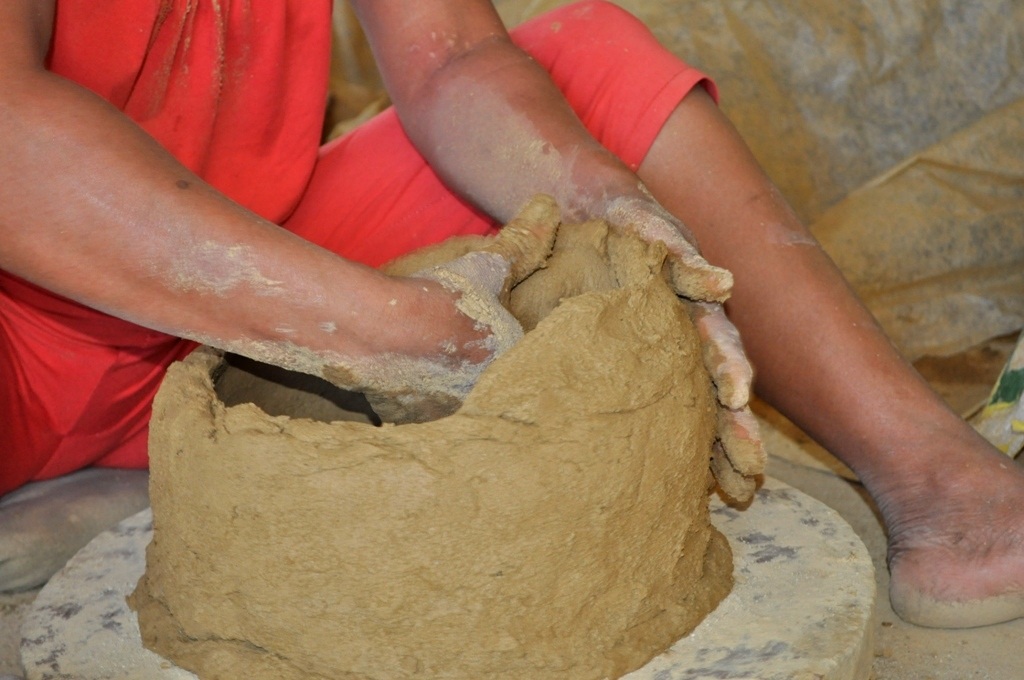 Chiếc nồi đất được đắp theo từng khối đất sét tạo hình