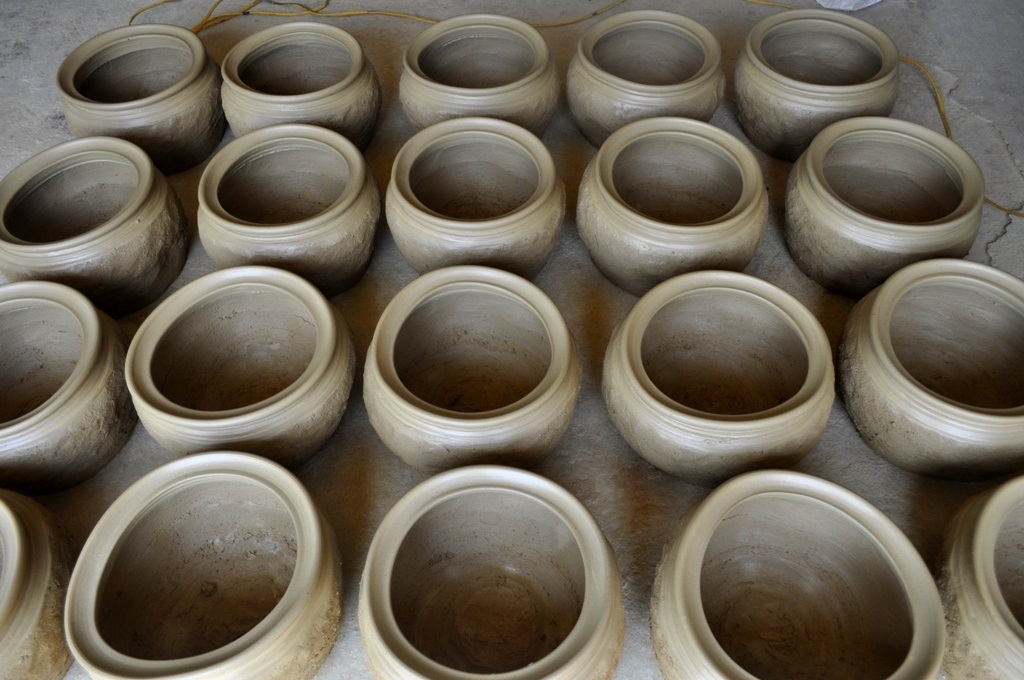 Những chiếc nồi gốm đang chờ mang đi phơi