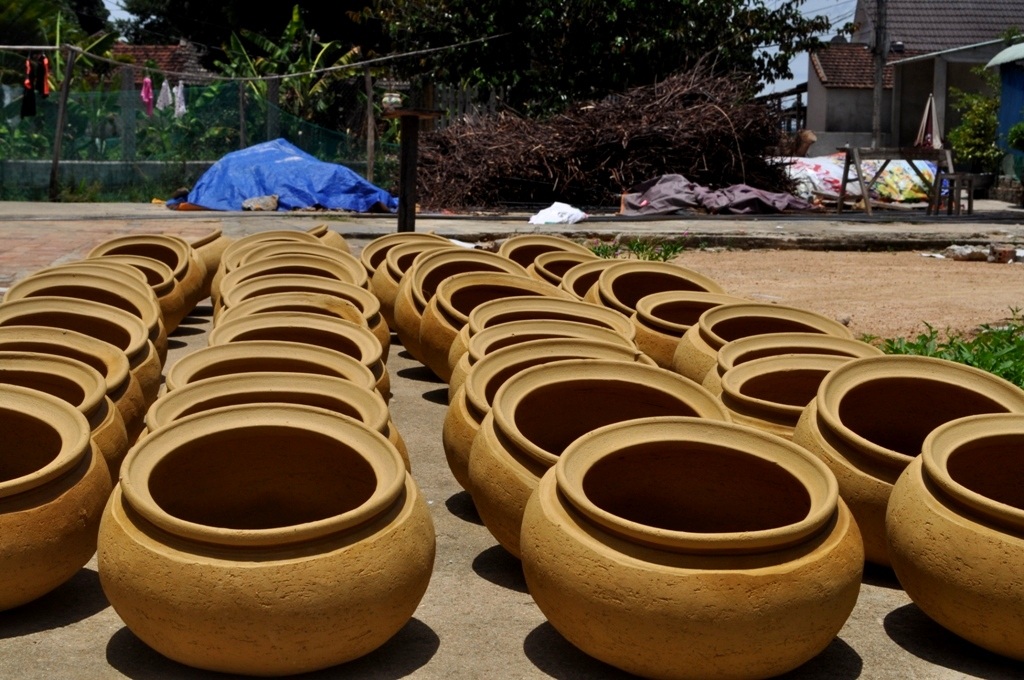 
Những nồi gốm đang được phơi trước khi đem vào lò nung
